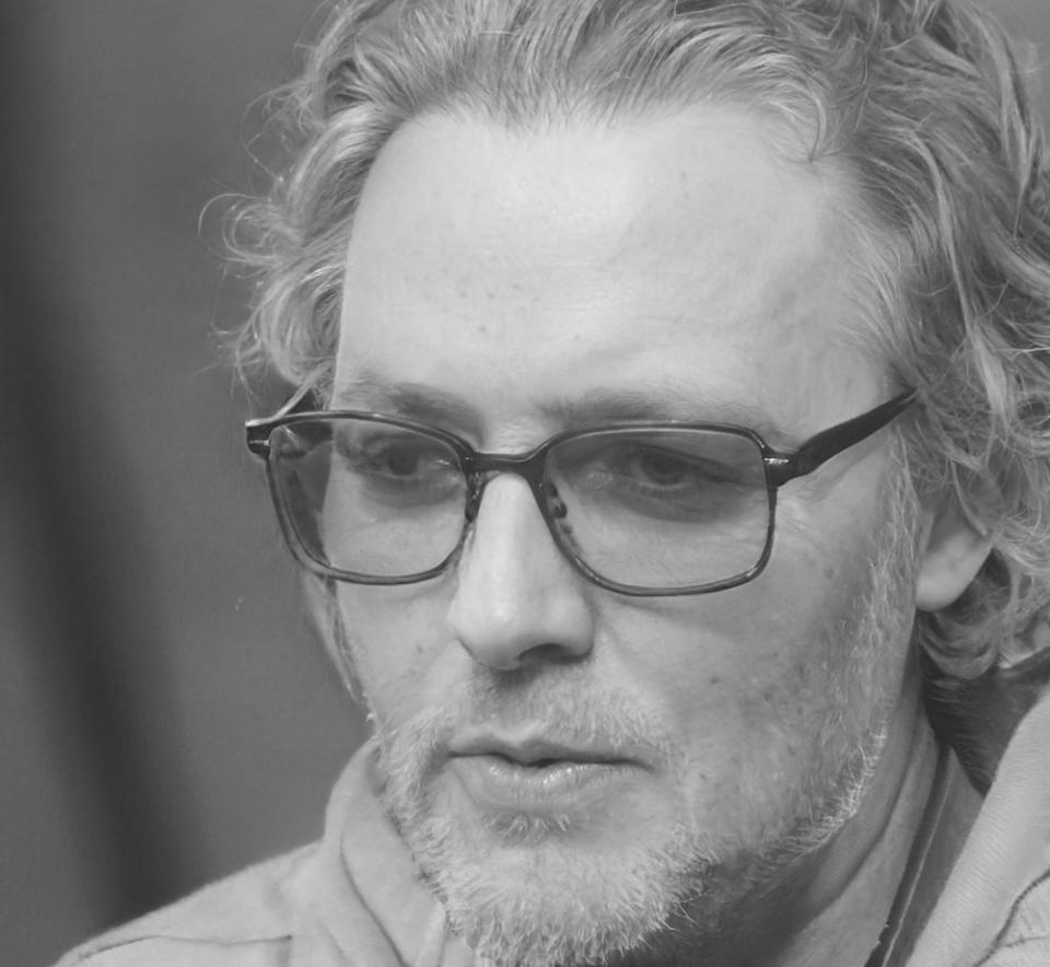 Budget coach demonstrating expense tracking methods